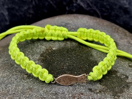 LeoLars-PABE Neon grün-gelbes Makramee Armband mit geprägtem Schlickfisch aus 925er Silber, Umfang von 15-24cm, Unikat, Handarbeit