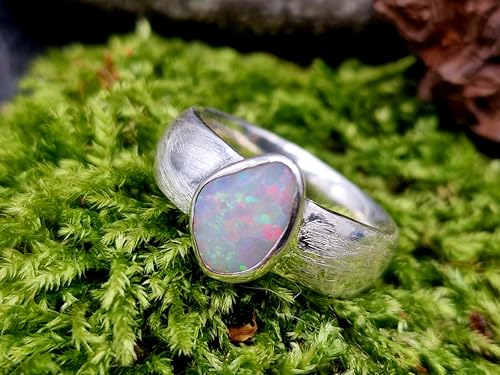 LeoLars-PABE Weißer Coober Pedy Opal Ring, Gr.50 (16), aus 925er Silber mit zart schraffierter Ringschiene, Opal mit mehrfarbigem Opalfeuer, Unikat, Handarbeit