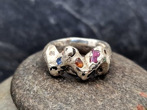 LeoLars-PABE Welliger Sandguss Chaos Design Ring aus 925er Silber mit eingegossenen Rubinen und Saphiren in Größe 56 (18), Unikat, Handarbeit