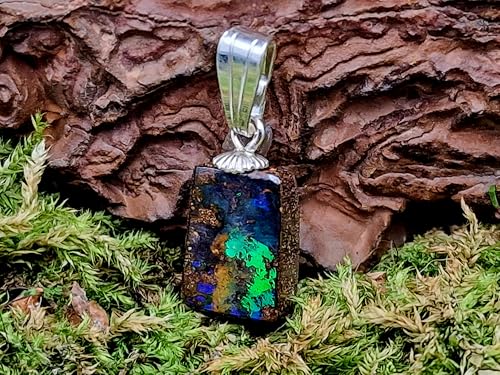 LeoLars-PABE Hologramm Effekt Boulder Opal Anhänger mit 925er Silber Stiftöse, intensives blaues und grünes Opalfeuer in der Bewegung, Anhängergröße: 15,5mm x 8,2mm x 3,4mm, Unikat, Handgeschliffen