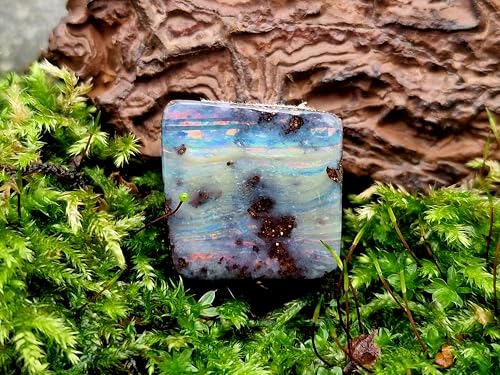 Boulder Opal als Anhänger gebohrt, 60cm Lederband, der Opal besitzt eine gemeine Opalschicht mit horizontalen Streifen imt Multicolor Opalfeuer, Größe 18mm x 18mm x 8,4mm, Unikat, Handgeschliffen