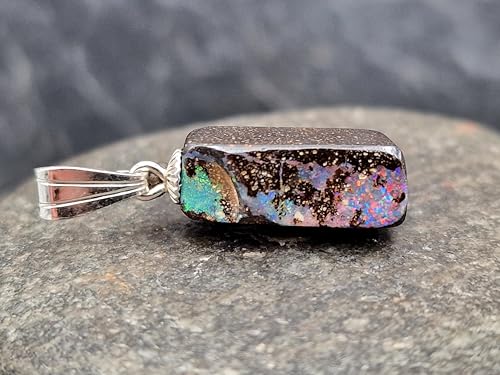 Herrlicher Boulder Opal Anhänger mit 925er Silber Stiftöse, oben grünes Opalfeuer Pinfir, unten mehrfaerbiges Opalfeuer Pinfire, Anhängermaße: 19,7mm x 6,8mm x 6,3mm, Unikat, Handgeschliffen
