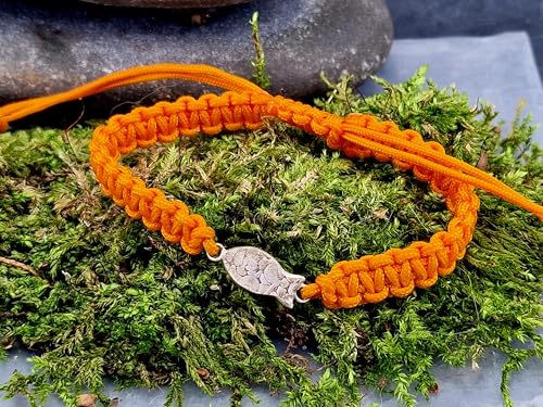 LeoLars-PABE Orangefarbenes Makramee Armband mit geprägtem 925er Silber Schlickfisch, Umfang von 15-26cm, Unikat, Handarbeit, Armbandmaße: 150mm x 8mm x 3,5mm