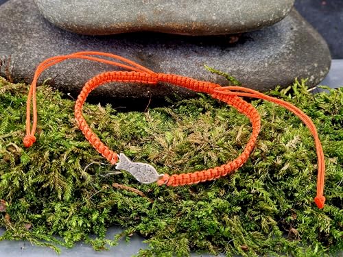 LeoLars-PABE Neon Orange Makramee Armband mit geprägtem Schlickfisch aus 925er Silber, Umfang zwischen 16-24cm, Unikat, Handarbeit