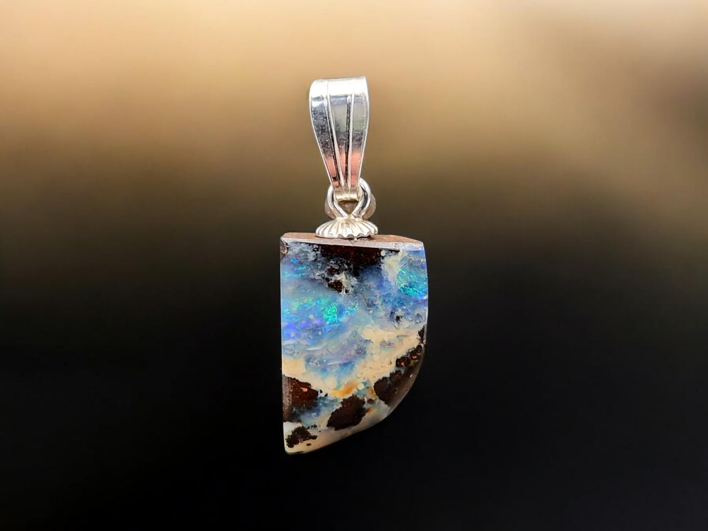LeoLars-PABE Boulder Opal Anhänger mit 925er Silber Stiftöse, Opal mit grün-blauem Opalfeuer und ein wenig rot, Picture Stone, Anhängergröße : 19mm x 9,4mm x 6,1mm, Unikat, Handgeschliffen