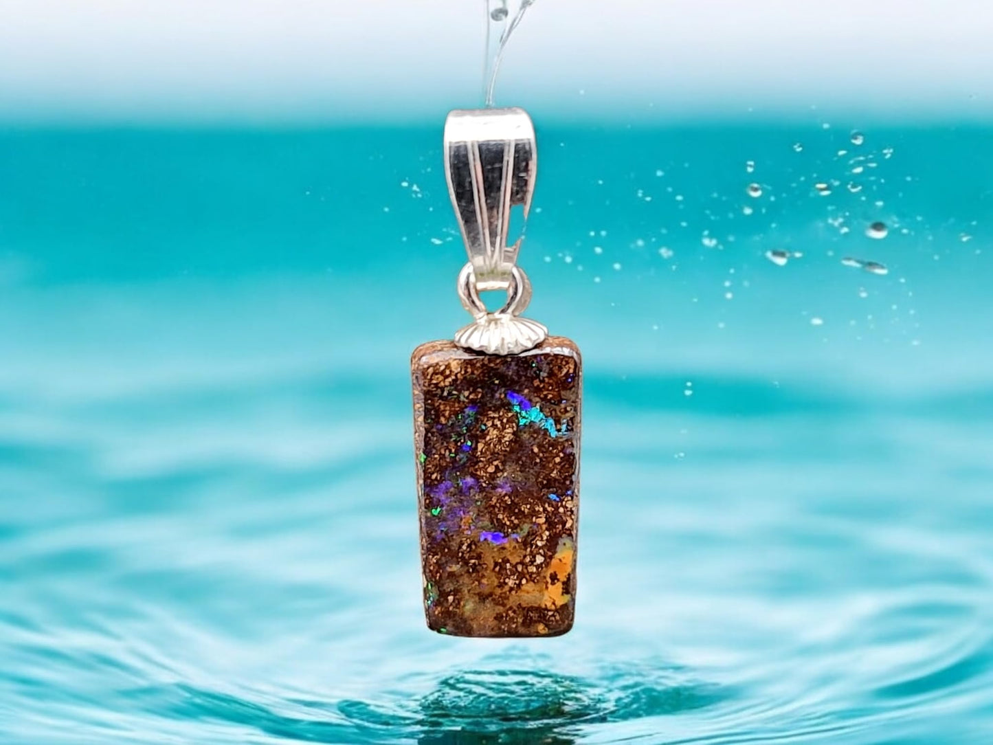 LeoLars-PABE Boulder Opal Anhänger mit 925er Stiftöse, Hologramm Opal aus der Tiefe grünes und blaues Opalfeuer Pinfire, Opalgröße: 13,3mm x 7,5mm x 3mm, Unikat, Handgeschliffen