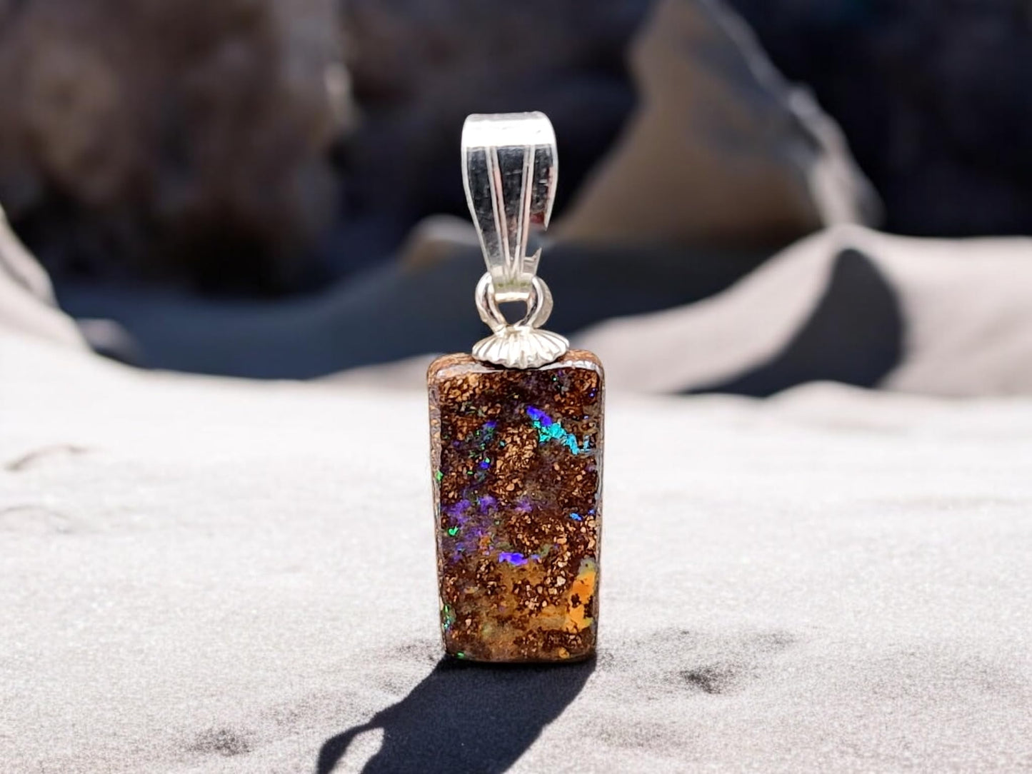 LeoLars-PABE Boulder Opal Anhänger mit 925er Stiftöse, Hologramm Opal aus der Tiefe grünes und blaues Opalfeuer Pinfire, Opalgröße: 13,3mm x 7,5mm x 3mm, Unikat, Handgeschliffen
