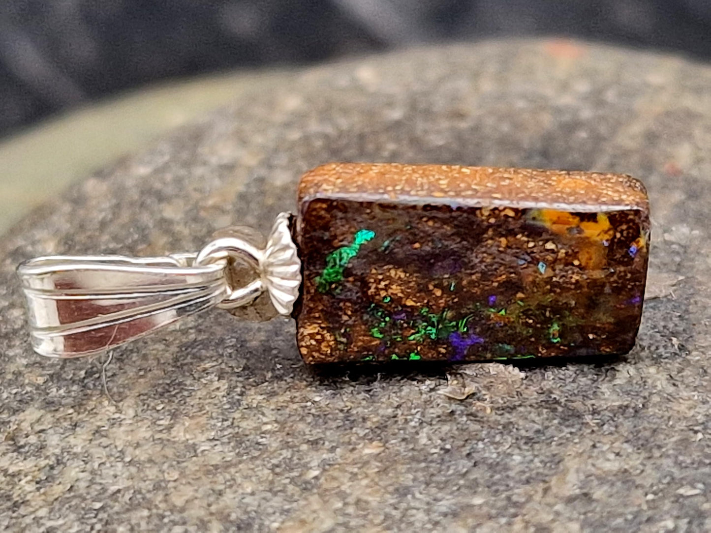 LeoLars-PABE Boulder Opal Anhänger mit 925er Stiftöse, Hologramm Opal aus der Tiefe grünes und blaues Opalfeuer Pinfire, Opalgröße: 13,3mm x 7,5mm x 3mm, Unikat, Handgeschliffen