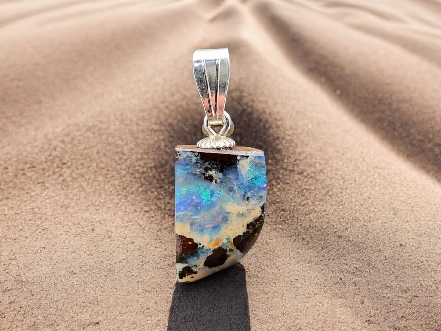LeoLars-PABE Boulder Opal Anhänger mit 925er Silber Stiftöse, Opal mit grün-blauem Opalfeuer und ein wenig rot, Picture Stone, Anhängergröße : 19mm x 9,4mm x 6,1mm, Unikat, Handgeschliffen