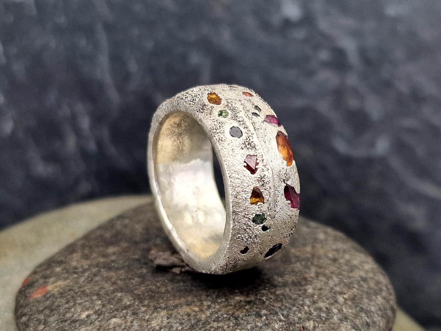 LeoLars-PABE Sandguss Chaos Design Ring mit echten eingegossenen Edelsteinen, Gr. 59 (18,7), aus 925er Silber mit Sandguss typischer Oberflächen Struktur, Unikat, Handarbeit, Nr. 183