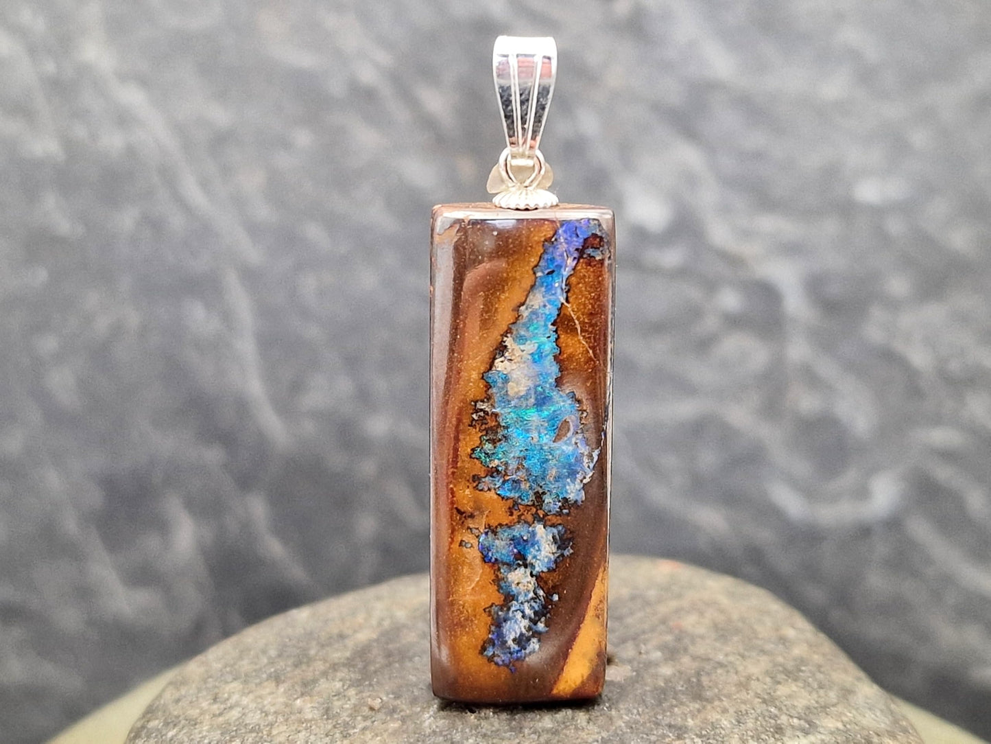 LeoLars-PABE Boulder Opal Picture Stone Anhänger mit 925er Silber Stiftöse, tolles Muster grün-blaues Opalfeuer, Maße : 35mm x 11,4mm x 5,5mm, Unikat, Handgeschliffen