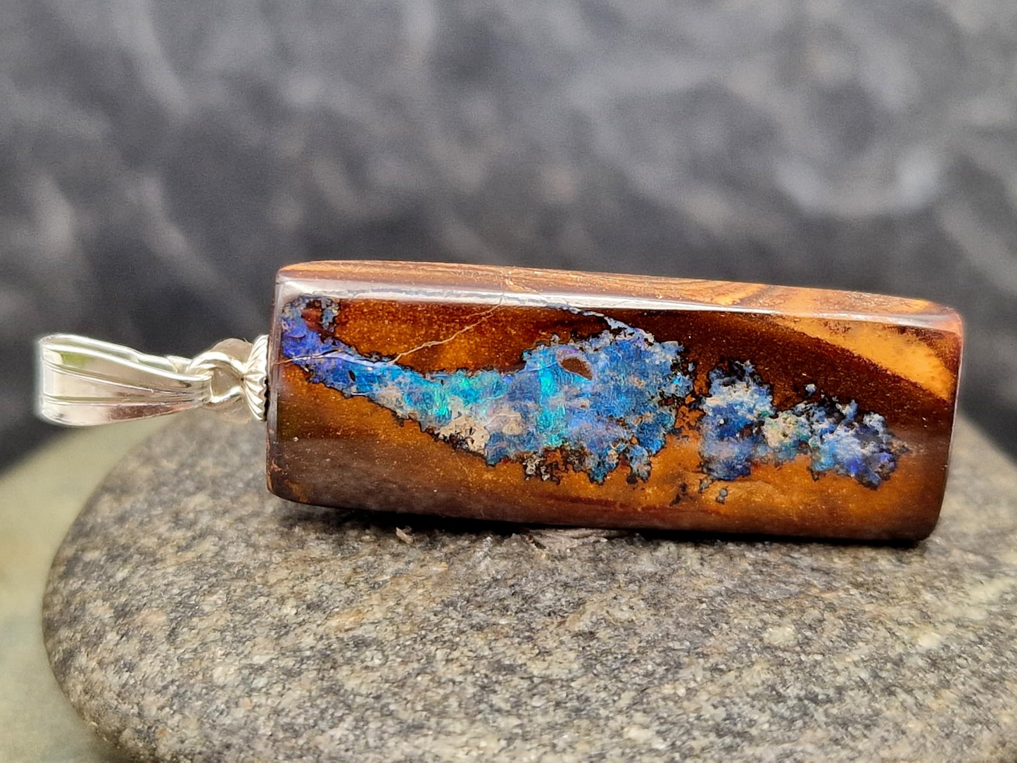 LeoLars-PABE Boulder Opal Picture Stone Anhänger mit 925er Silber Stiftöse, tolles Muster grün-blaues Opalfeuer, Maße : 35mm x 11,4mm x 5,5mm, Unikat, Handgeschliffen