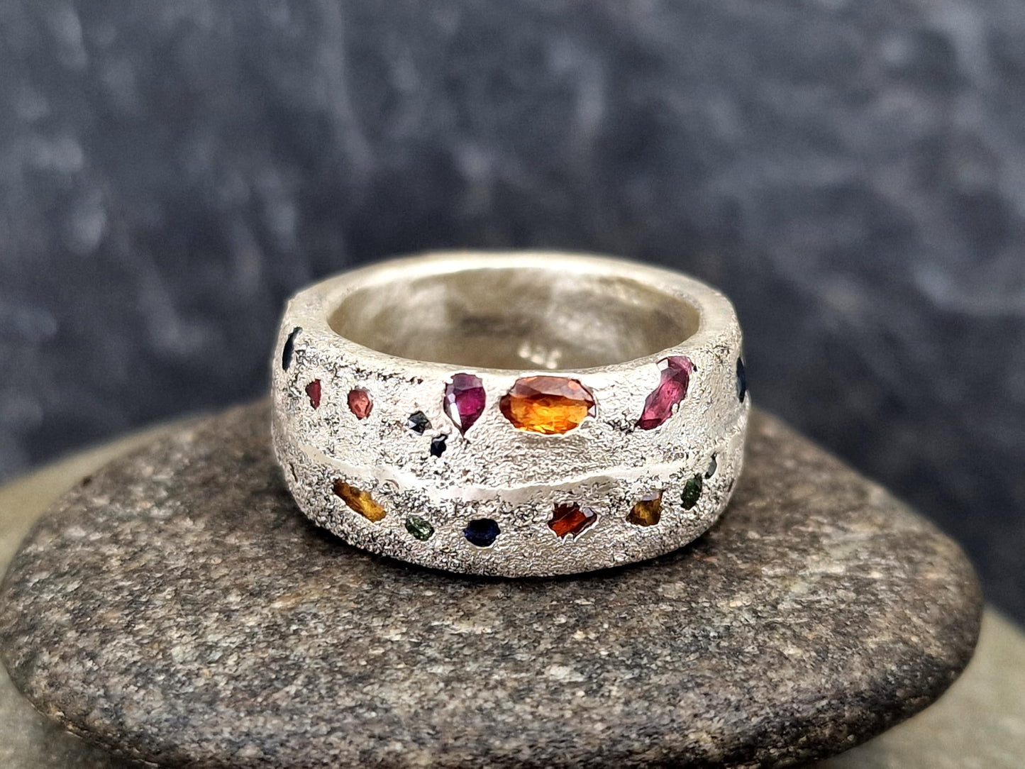 LeoLars-PABE Sandguss Chaos Design Ring mit echten eingegossenen Edelsteinen, Gr. 59 (18,7), aus 925er Silber mit Sandguss typischer Oberflächen Struktur, Unikat, Handarbeit, Nr. 183