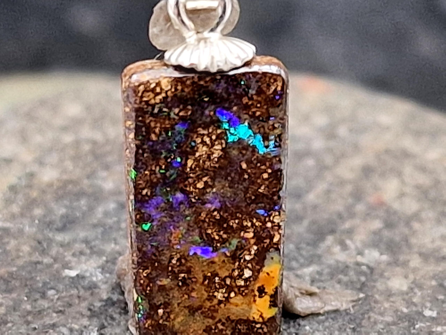 LeoLars-PABE Boulder Opal Anhänger mit 925er Stiftöse, Hologramm Opal aus der Tiefe grünes und blaues Opalfeuer Pinfire, Opalgröße: 13,3mm x 7,5mm x 3mm, Unikat, Handgeschliffen
