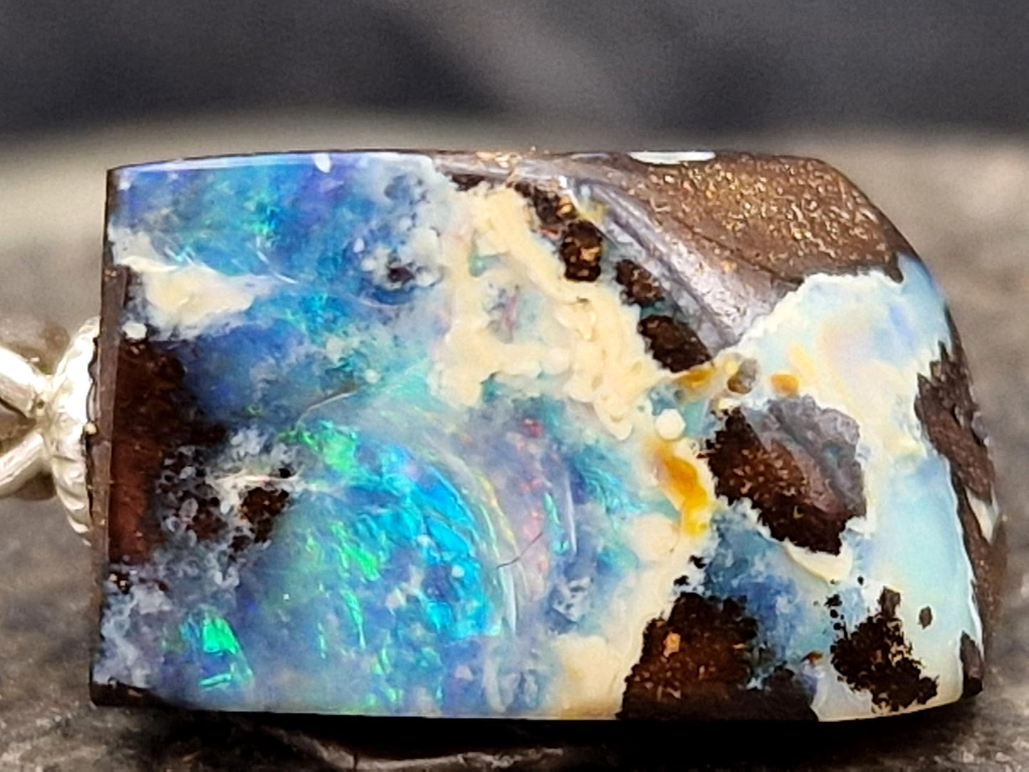 LeoLars-PABE Boulder Opal Anhänger mit 925er Silber Stiftöse, Opal mit grün-blauem Opalfeuer und ein wenig rot, Picture Stone, Anhängergröße : 19mm x 9,4mm x 6,1mm, Unikat, Handgeschliffen