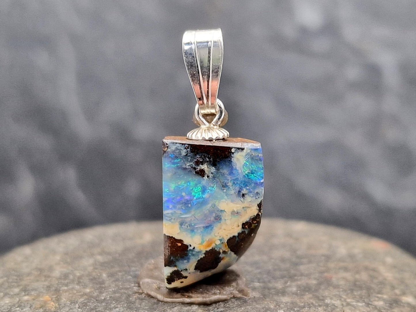 LeoLars-PABE Boulder Opal Anhänger mit 925er Silber Stiftöse, Opal mit grün-blauem Opalfeuer und ein wenig rot, Picture Stone, Anhängergröße : 19mm x 9,4mm x 6,1mm, Unikat, Handgeschliffen