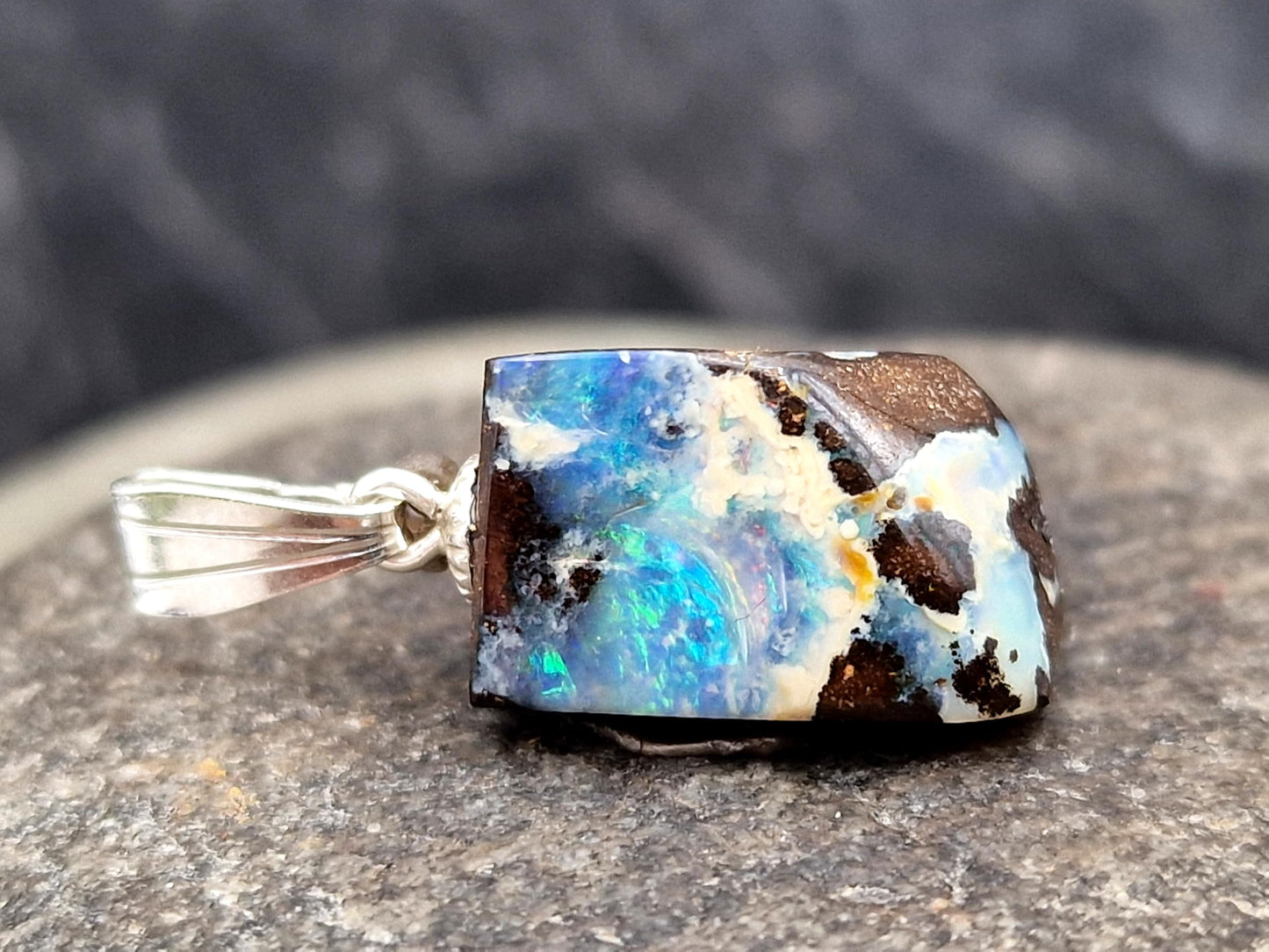 LeoLars-PABE Boulder Opal Anhänger mit 925er Silber Stiftöse, Opal mit grün-blauem Opalfeuer und ein wenig rot, Picture Stone, Anhängergröße : 19mm x 9,4mm x 6,1mm, Unikat, Handgeschliffen