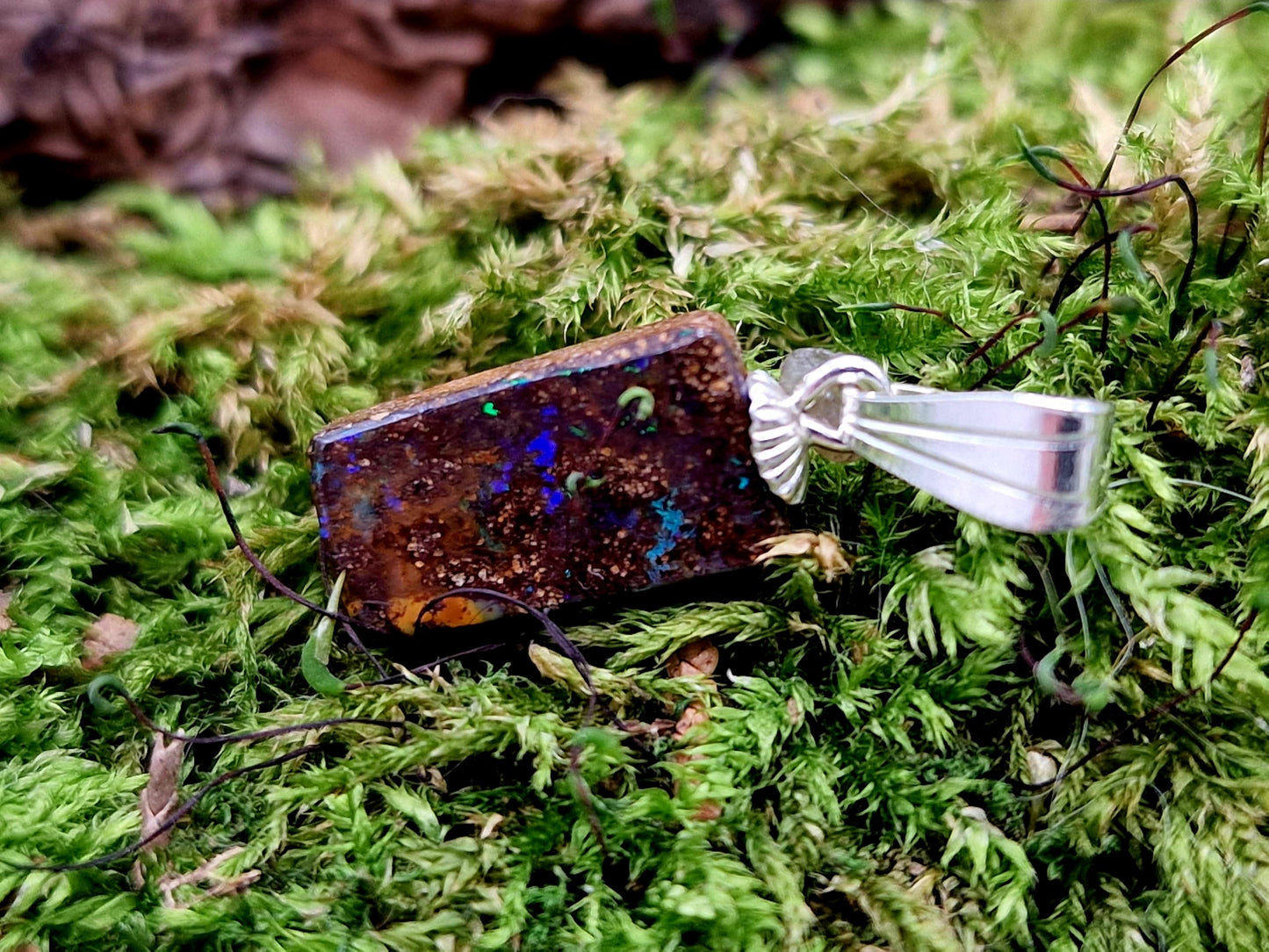 LeoLars-PABE Boulder Opal Anhänger mit 925er Stiftöse, Hologramm Opal aus der Tiefe grünes und blaues Opalfeuer Pinfire, Opalgröße: 13,3mm x 7,5mm x 3mm, Unikat, Handgeschliffen