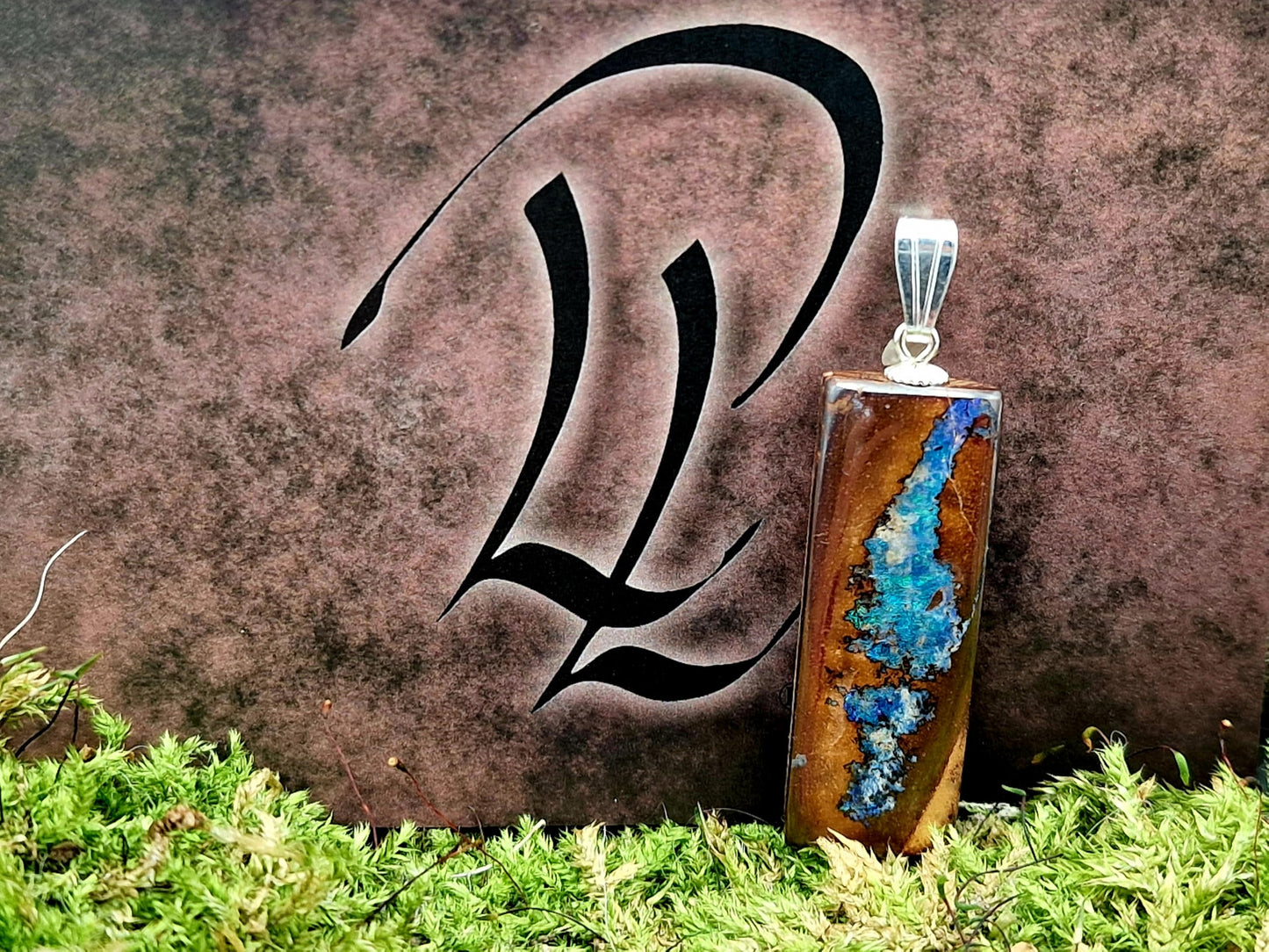 LeoLars-PABE Boulder Opal Picture Stone Anhänger mit 925er Silber Stiftöse, tolles Muster grün-blaues Opalfeuer, Maße : 35mm x 11,4mm x 5,5mm, Unikat, Handgeschliffen