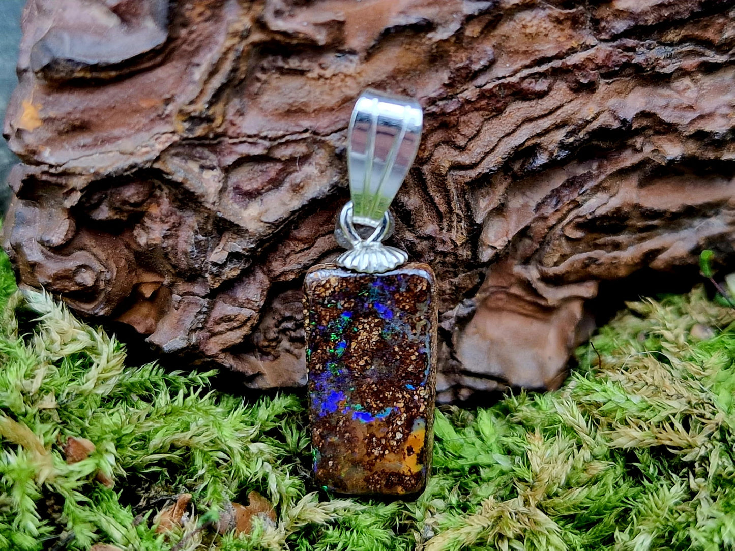 LeoLars-PABE Boulder Opal Anhänger mit 925er Stiftöse, Hologramm Opal aus der Tiefe grünes und blaues Opalfeuer Pinfire, Opalgröße: 13,3mm x 7,5mm x 3mm, Unikat, Handgeschliffen