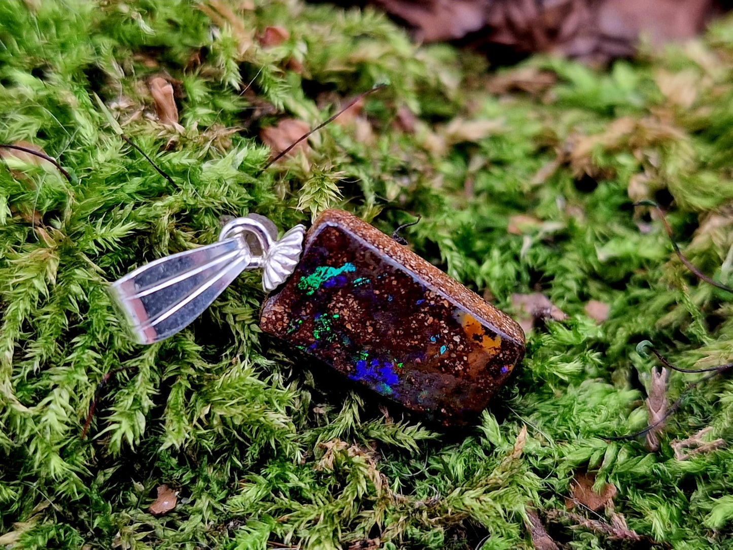 LeoLars-PABE Boulder Opal Anhänger mit 925er Stiftöse, Hologramm Opal aus der Tiefe grünes und blaues Opalfeuer Pinfire, Opalgröße: 13,3mm x 7,5mm x 3mm, Unikat, Handgeschliffen