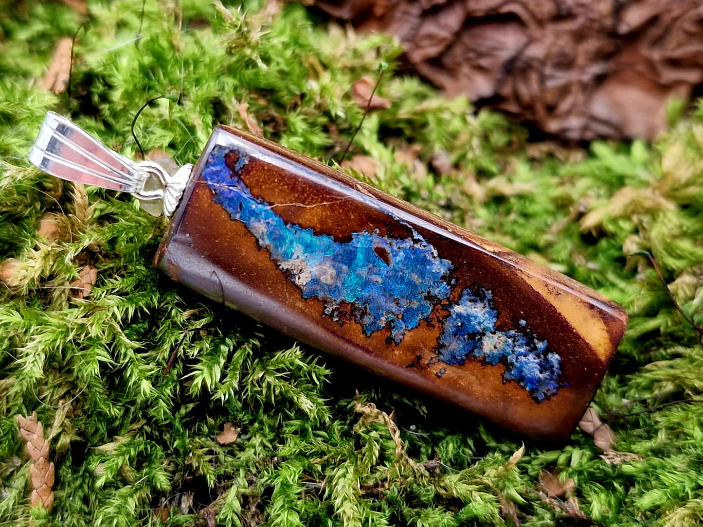 LeoLars-PABE Boulder Opal Picture Stone Anhänger mit 925er Silber Stiftöse, tolles Muster grün-blaues Opalfeuer, Maße : 35mm x 11,4mm x 5,5mm, Unikat, Handgeschliffen