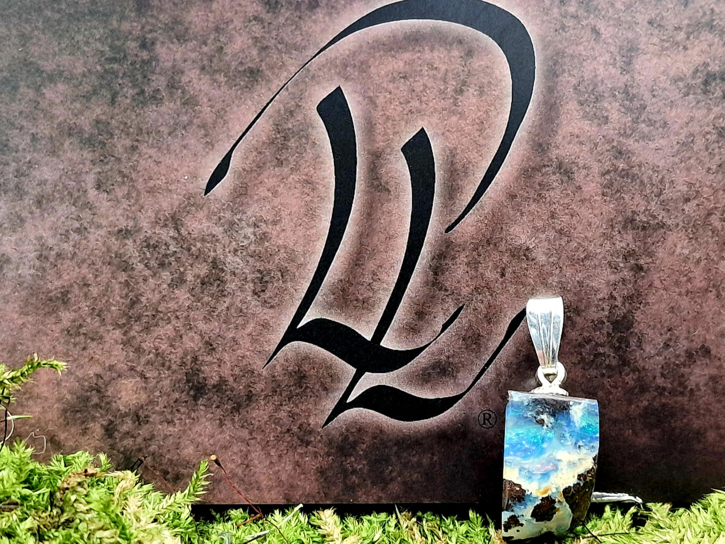 LeoLars-PABE Boulder Opal Anhänger mit 925er Silber Stiftöse, Opal mit grün-blauem Opalfeuer und ein wenig rot, Picture Stone, Anhängergröße : 19mm x 9,4mm x 6,1mm, Unikat, Handgeschliffen