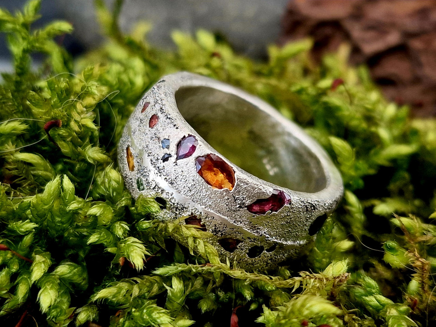 LeoLars-PABE Sandguss Chaos Design Ring mit echten eingegossenen Edelsteinen, Gr. 59 (18,7), aus 925er Silber mit Sandguss typischer Oberflächen Struktur, Unikat, Handarbeit, Nr. 183