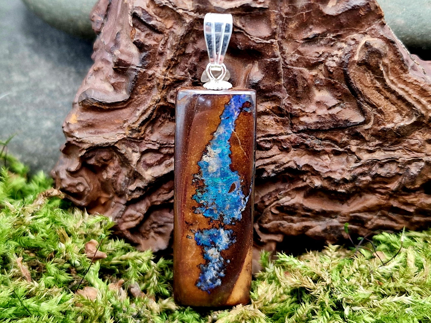 LeoLars-PABE Boulder Opal Picture Stone Anhänger mit 925er Silber Stiftöse, tolles Muster grün-blaues Opalfeuer, Maße : 35mm x 11,4mm x 5,5mm, Unikat, Handgeschliffen
