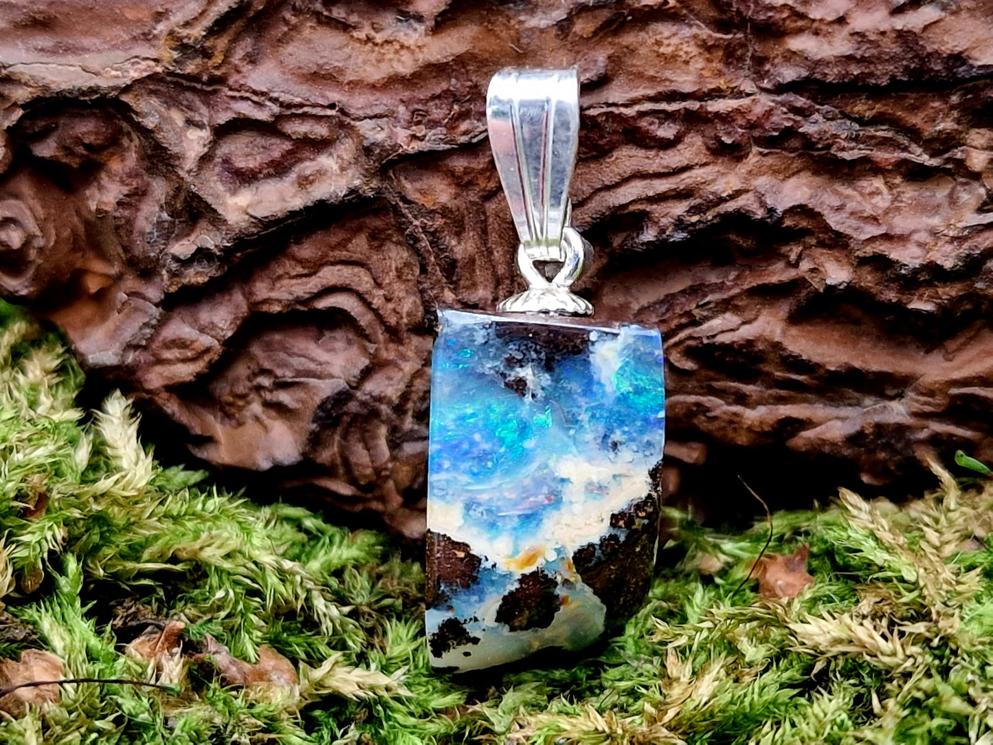 LeoLars-PABE Boulder Opal Anhänger mit 925er Silber Stiftöse, Opal mit grün-blauem Opalfeuer und ein wenig rot, Picture Stone, Anhängergröße : 19mm x 9,4mm x 6,1mm, Unikat, Handgeschliffen