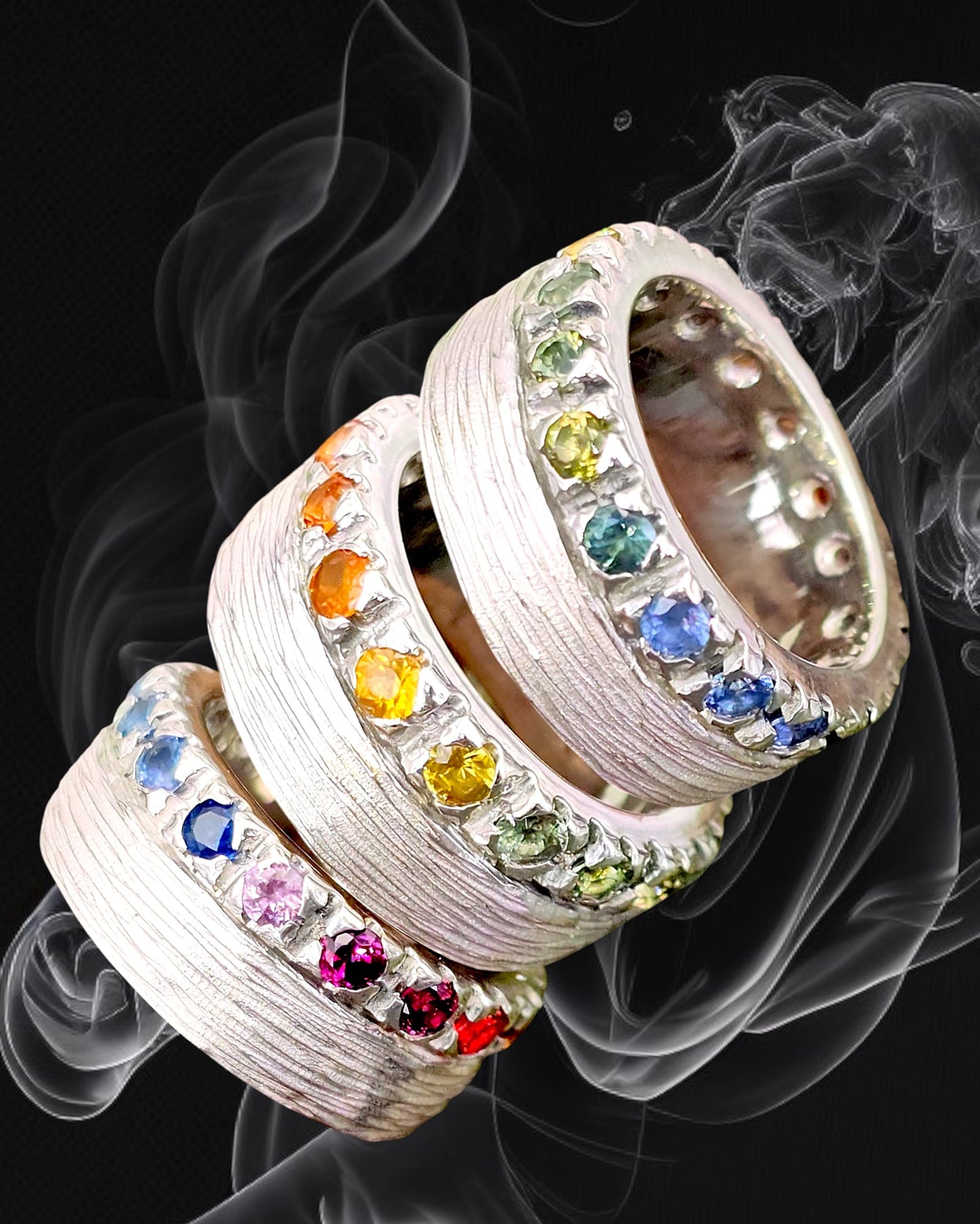 Regenbogen Saphir Design Ring aus 925er Silber, Massiv, Saphire am Rand, schraffierte Oberflächen Struktur, Unikat, Handarbeit
