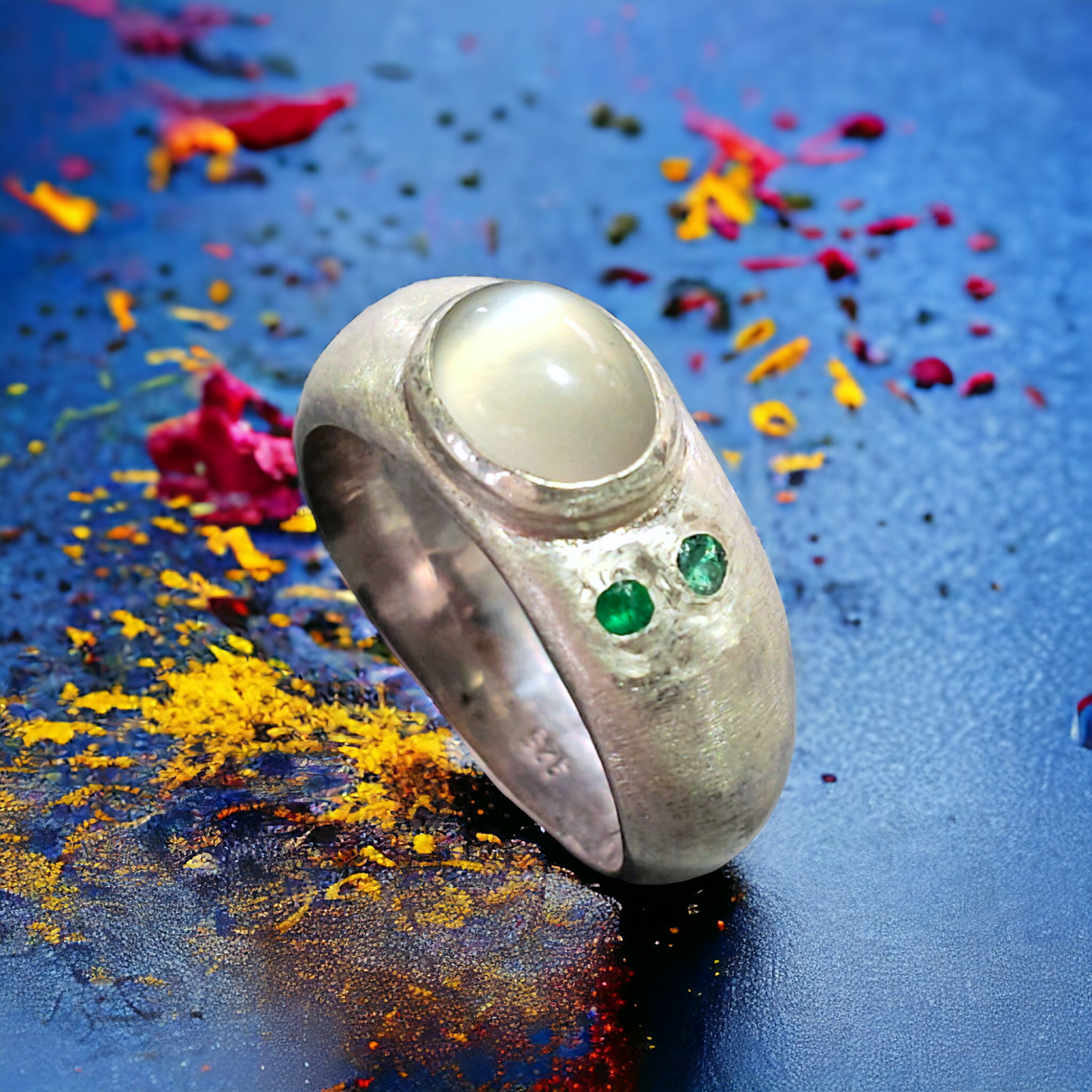LeoLars-PABE Mondstein Ring mit zwei Smaragden, Gr. 55 (17,5), aus 925er Silber, mattiert, Mondstein mit silber-grau-blauem Schimmer, Unikat, Handarbeit