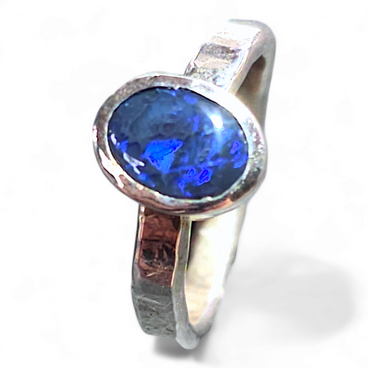 LeoLars-PABE Schwarzer Opal Ring aus 925er Silber, Gr.49, lila-blaues Opalfeuer, gehämmert, Opal 7.5x5.5mm, Unikat, Handarbeit