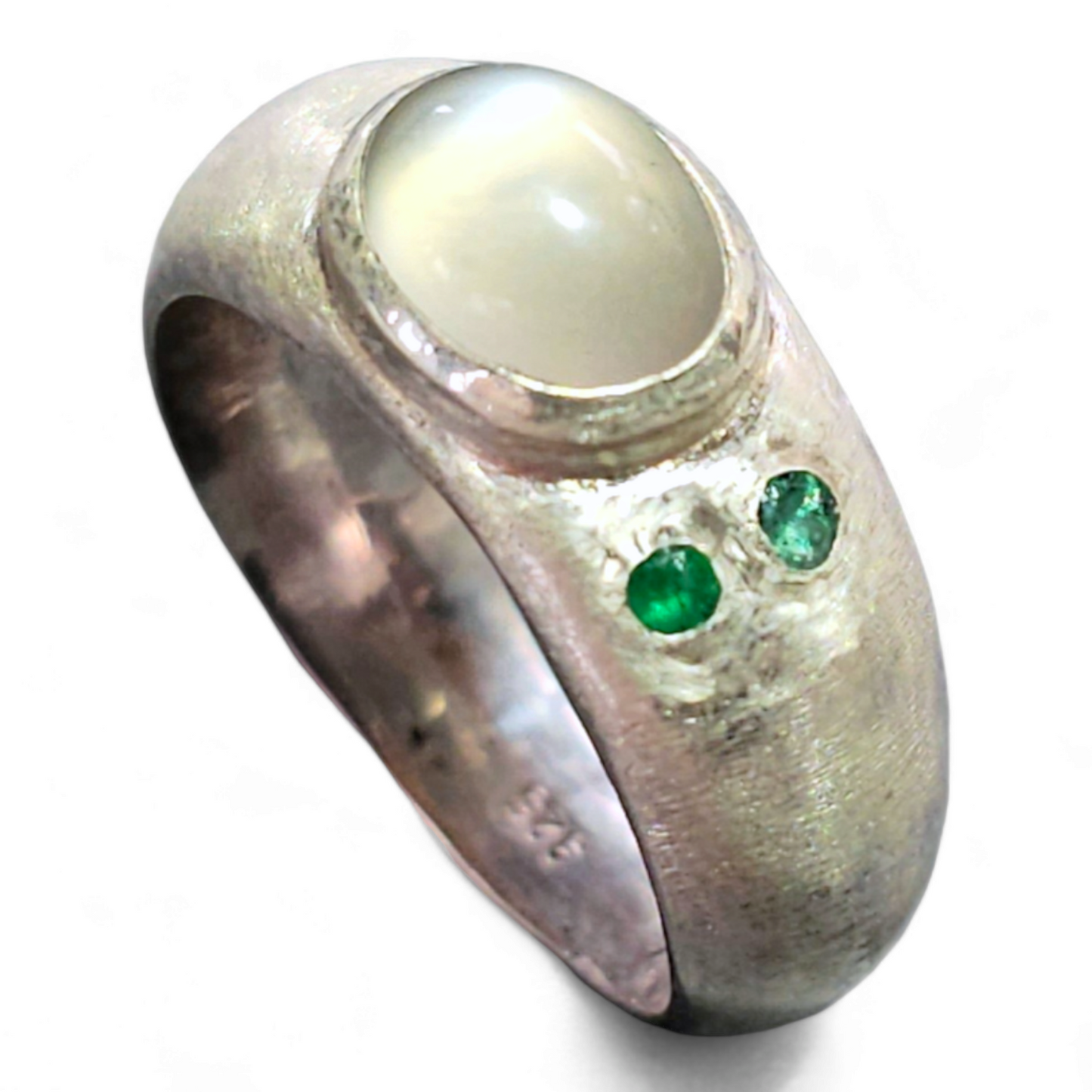 LeoLars-PABE Mondstein Ring mit zwei Smaragden, Gr. 55 (17,5), aus 925er Silber, mattiert, Mondstein mit silber-grau-blauem Schimmer, Unikat, Handarbeit