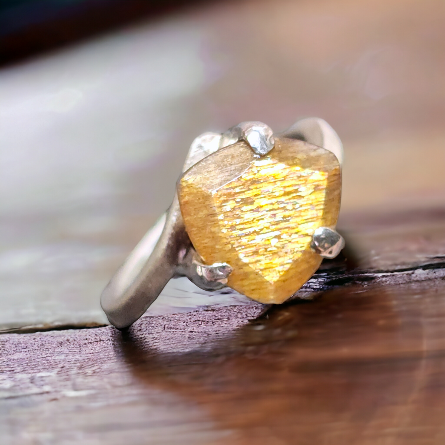 LeoLars-PABE Sonnenstein Design Ring, Gr.60 (19,25), verdreht, Krappenfassung, mattiert, Unikat, Handarbeit