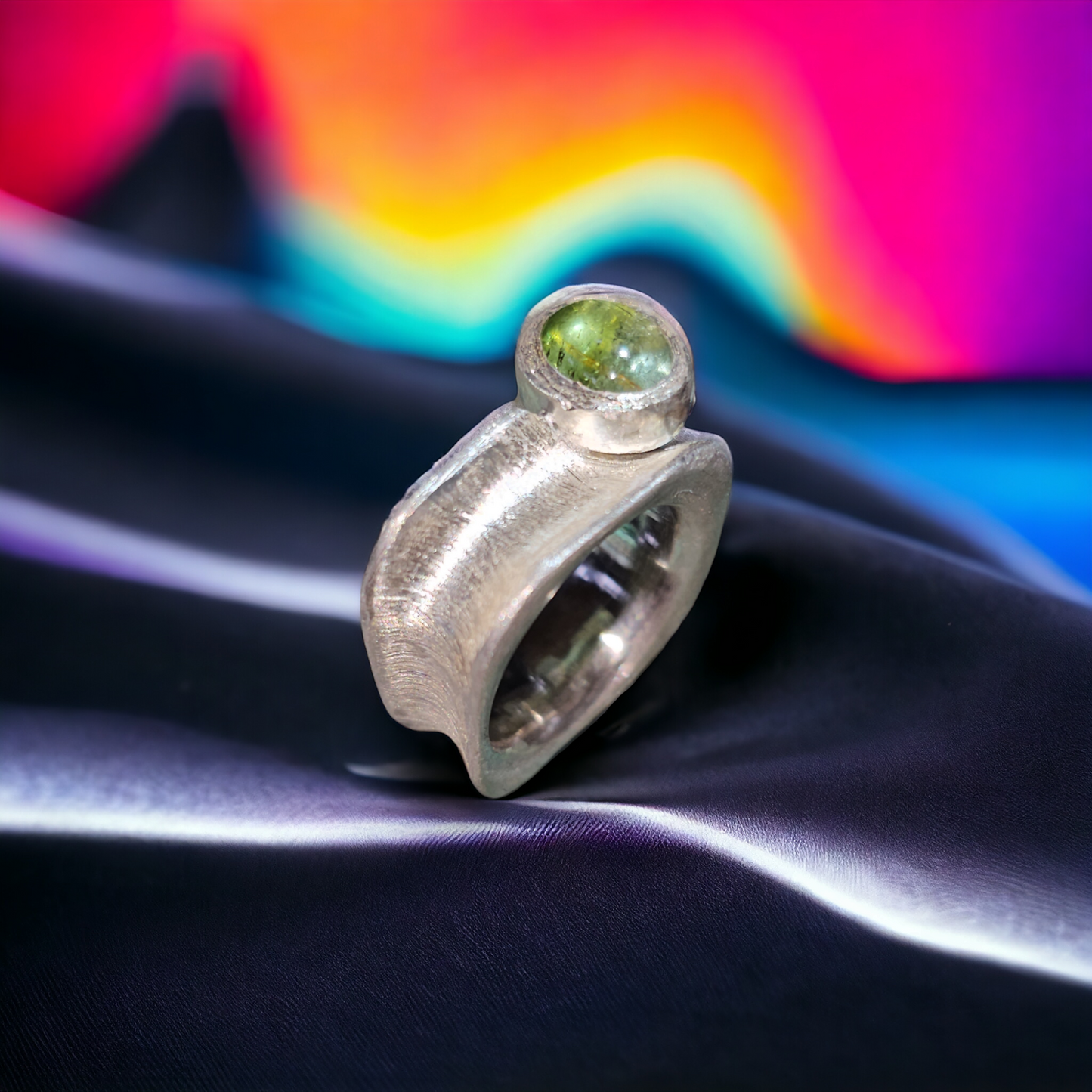 LeoLars-PABE Grüner Turmalin Design Ring, Gr.50-51, aus 924er Silber, gleichmäßig eismattiert, konkav, Unikat, Handarbeit