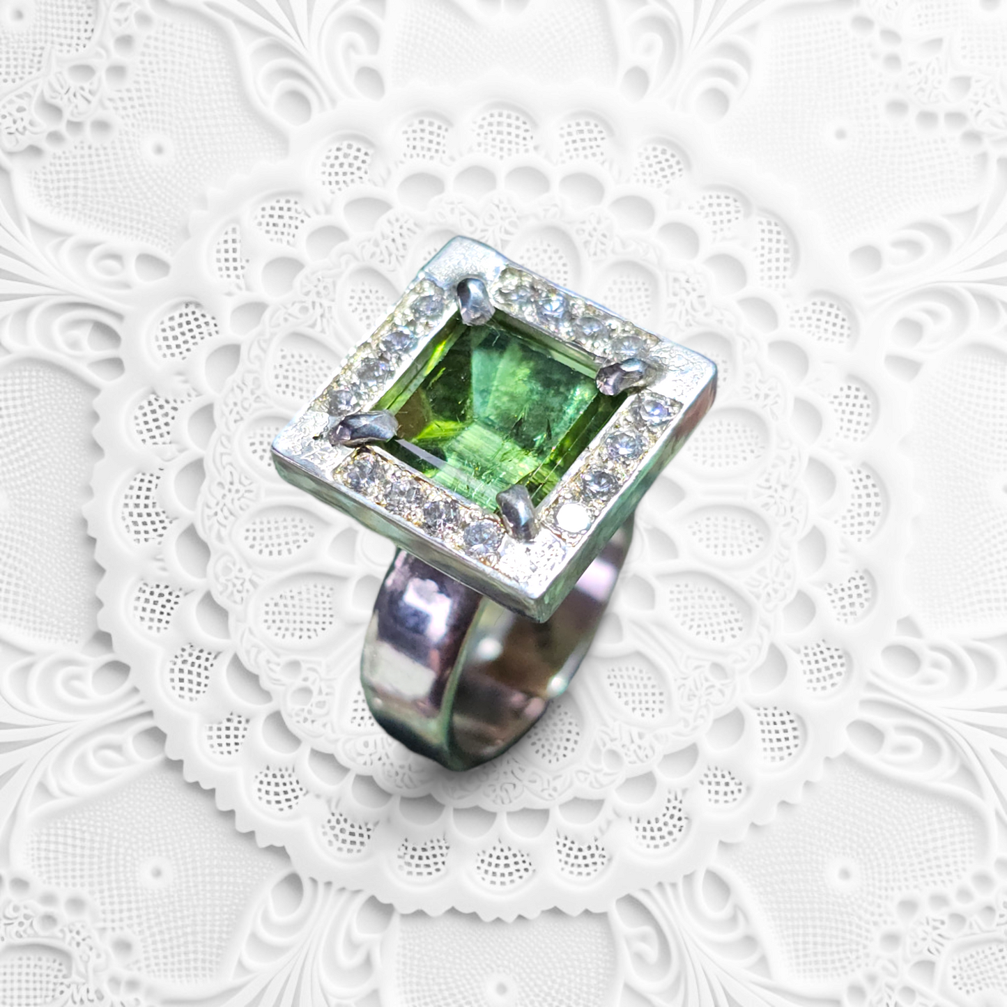 LeoLars-PABE Ring aus 925er Silber mit grünem Turmalin und 16 Zirkonias als Akzentsteine, Gr.56, Unikat