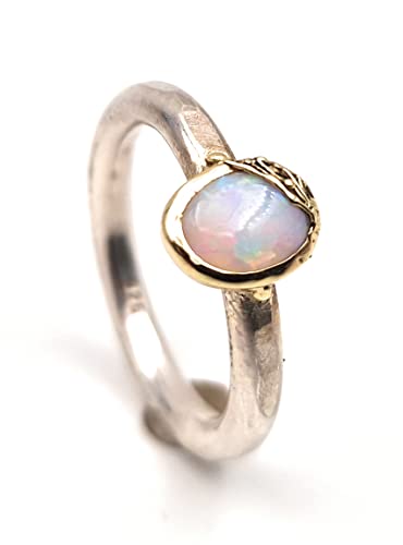 LeoLars-PABE Weißer Opal Design Ring, Gr. 58-59, aus 925er Silber mit 585er Goldfassung, pastellfarbenes Opalfeuer, gehämmert, verziert, Unikat, Handarbeit