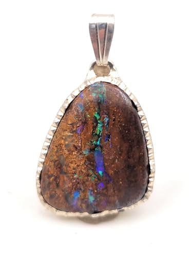 LeoLars-PABE Boulder Opal Design Anhänger aus 925er Silber in Krappenfassung diamantiertt und eismattiert, Opal mit herrlichem grün blauem Opalfeuer, Unikat, Handarbeit