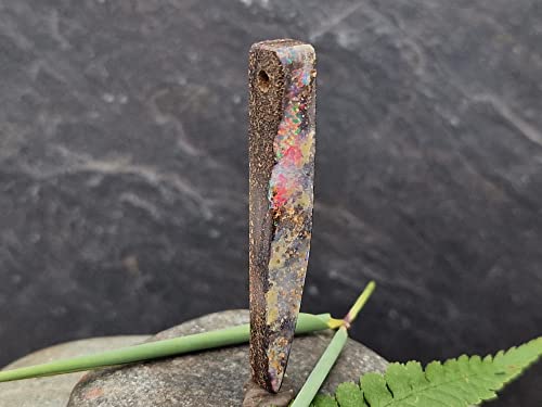 LeoLars-PABE Boulderopal Anhänger gebohrt mit 60cm Lederband, Multicolor Opalfeuer, lang, Boulder Opal 47.7 x 7.1 x 7mm, Unikat, Handgeschliffen