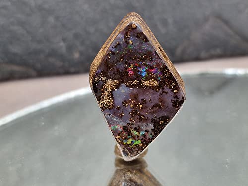 LeoLars-PABE Boulderopal Anhänger gebohrt mit 60cm Lederband, partiell buntes Opalfeuer, Boulder Opal 28.2 x 17.9 x 6.5mm, Unikat, Handgeschliffen