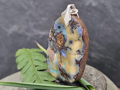 LeoLars-PABE Boulder Opal Anhänger mit Frontbohrung und 925er Silberschlaufe, Opal 46.7 x 35.4 x 8.5mm, partielles Opalfeuer, Unikat, Handgeschliffen