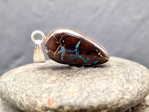 LeoLars-PABE Boulder Opal Tropfen Anhänger mit 925er Silber Stiftöse, Opal 22 x 12 x 6mm mit Opaladern mit grün-blauem Opalfeuer, Unikat, Handgeschliffen