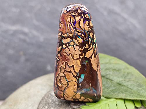 LeoLars-PABE gebohrter Boulder Opal Anhänger mit 60cm Lederband, Matrix, lila und grüne Opaladern und Feuer, Opal 44.1 x 21.5 x 8.2mm, Unikat, Handgeschliffen