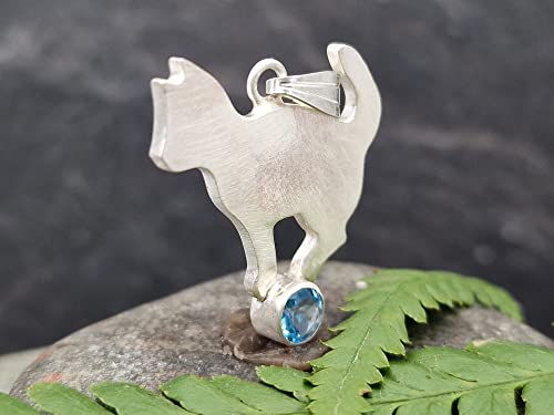 LeoLars-PABE Katzen Anhänger aus 925er Silber mit Blautopas, mattiert, Katze, Unikat, Handarbeit