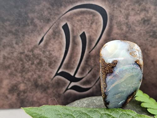 LeoLars-PABE gebohrter Boulder Opal Anhänger mit 50 cm Lederband, gemeiner Opal mit buntem Opalfeuer, Opal 29.6x11.4x8.9mm, Unikat, Handgeschliffen