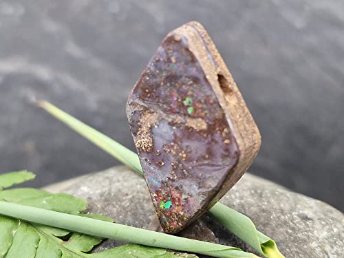 LeoLars-PABE Boulderopal Anhänger gebohrt mit 60cm Lederband, partiell buntes Opalfeuer, Boulder Opal 28.2 x 17.9 x 6.5mm, Unikat, Handgeschliffen