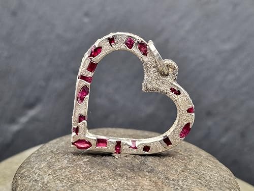LeoLars-PABE Sandguss Design Herz Anhänger mit eingegossenen Rubinen in verschiedenen Formen aus 925er Silber, Unikat, Handarbeit