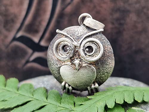 LeoLars-PABE 925er Silber Anhänger kleine Eule Hugo mit Herz, teilgeschwärzt, Unikat, Handarbeit
