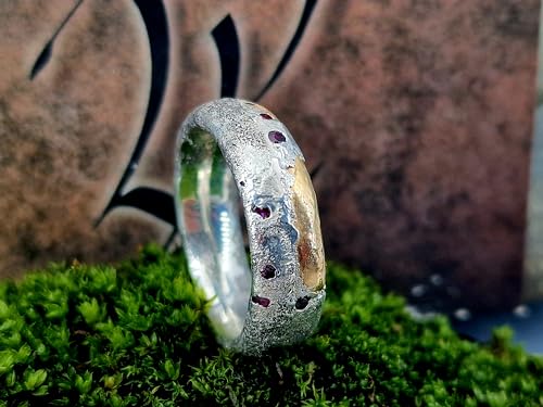 LeoLars-PABE Design Sandguss Ring mit eingegossenen Rubinen und 585er Gold Element aus 925er Silber, Gr. 61 (19,2), massiv, Sandguss typische Oberfläche, Unikat, Handarbeit